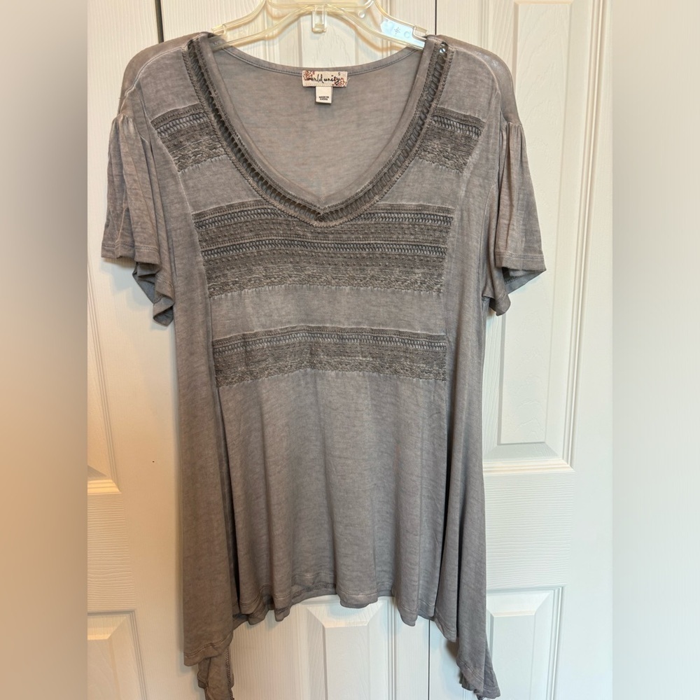 World Unity Tunic with Crocheted Trim Sh Sleeve Sharkbite Hem Silver Gray Sz S